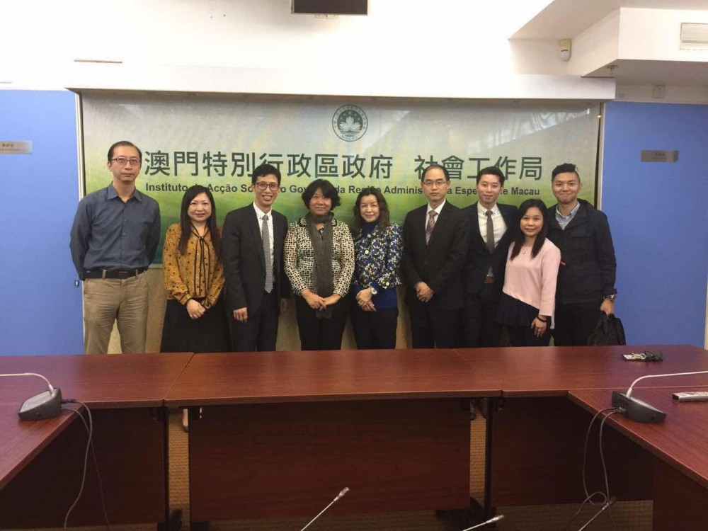左起：社工局專業發展及計劃處梁嘉輝處長、社工局研究及規劃廳鄧潔芳廳長、社工局韓衛副局長、澳門城市大學孔繁清副校長、社工局黃艷梅局長、澳門城市大學人文社會科學學院王忠副院長、澳門城市大學社會工作學課程主任何鍾建博士、澳門城市大學社會工作學吳婉瑩講師、澳門城市大學社會工作學課程行政人員黃偉棋先生